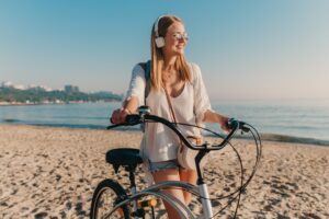 Descubrir la malvarrosa en bicicleta - chica observando la playa