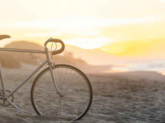 ruta en bicicleta en la Malvarrosa-bici en la playa