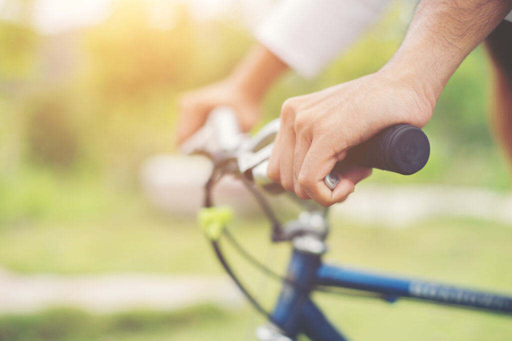 alquiler de bicicletas en Patacona-mano