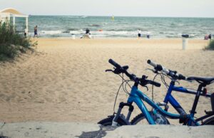 Alquilar bicis en la calle Gran Canaria - playa