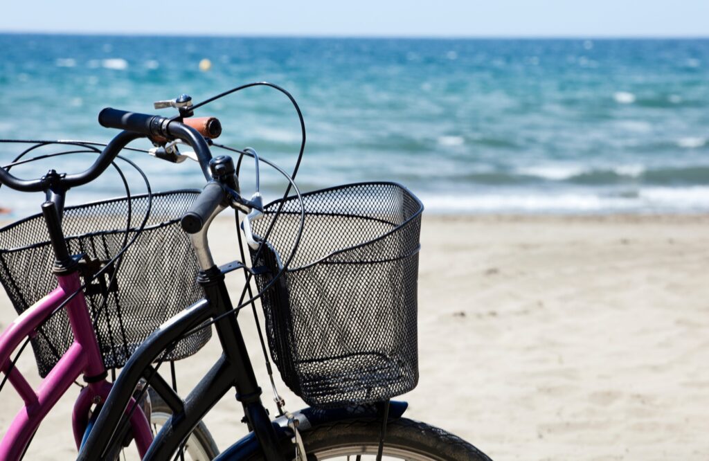 Bicis de alquiler en la calle Gran Canaria - mar