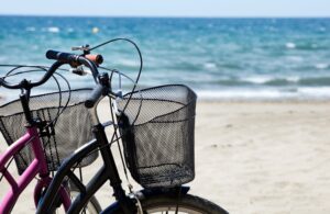 Bicis de alquiler en la calle Gran Canaria - mar