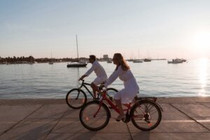 Ebike rental en la calle Gran Canaria - pareja paseo marítimo
